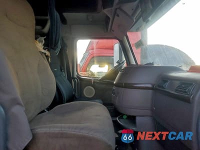 Piąte zdjęcie samochodu w środku: 2017 VOLVO VNL SEMI TRUCK VIN:4V4NC9EH2HN972752 - miniatura