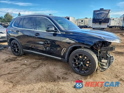 Czwarte zdjęcie samochodu z boku: 2021 BMW X5 XDRIVE40I VIN:5UXCR6C06M9H73916 - miniatura