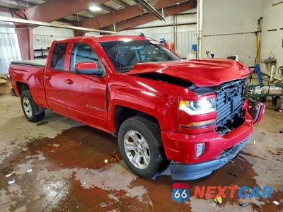 Czwarte zdjęcie samochodu z boku: 2018 CHEVROLET SILVERADO K1500 LT VIN:1GCVKREC1JZ370006 - miniatura