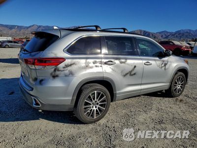 Trzecie zdjęcie samochodu z tyłu: 2018 TOYOTA HIGHLANDER SE VIN:5TDKZRFH2JS532252 - miniatura