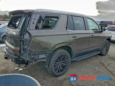 Trzecie zdjęcie samochodu z tyłu: 2021 CHEVROLET TAHOE K1500 PREMIER VIN:1GNSKSKD9MR350637 - miniatura