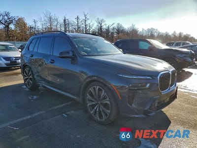 Czwarte zdjęcie samochodu z boku: 2025 BMW X7 M60I VIN:5UX33EM09S9Z58501 - miniatura