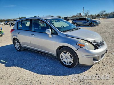 Czwarte zdjęcie samochodu z boku: 2012 NISSAN VERSA S VIN:3N1BC1CP6CK810425 - miniatura