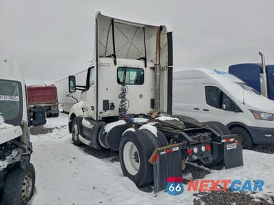 Trzecie zdjęcie samochodu z tyłu: 2016 KENWORTH T680 SEMI TRUCK VIN:1XKYA48X2GJ496713 - miniatura