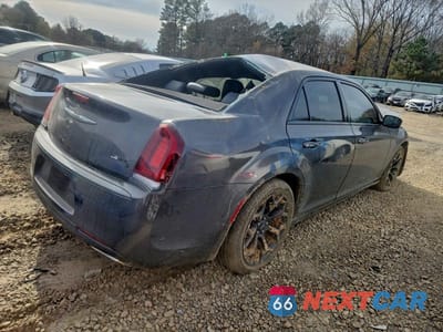 Trzecie zdjęcie samochodu z tyłu: 2019 CHRYSLER 300 S VIN:2C3CCABG2KH654215 - miniatura