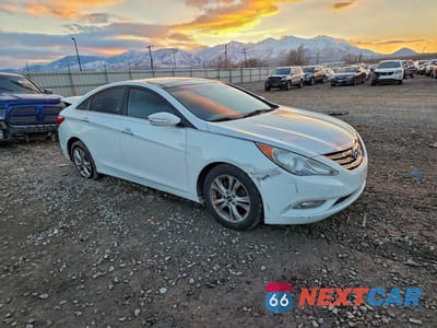 Czwarte zdjęcie samochodu z boku: 2013 HYUNDAI SONATA VIN:5NPEC4AC6DH652823 - miniatura