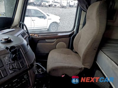 Piąte zdjęcie samochodu w środku: 2014 VOLVO VN VNL VIN:4V4N19TH2EN152398 - miniatura