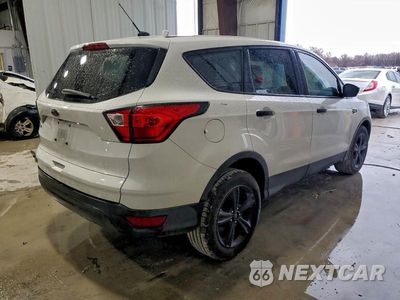 Trzecie zdjęcie samochodu z tyłu: 2019 FORD ESCAPE S VIN:1FMCU0F78KUB48040 - miniatura