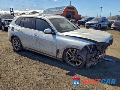 Czwarte zdjęcie samochodu z boku: 2025 BMW X5 XDRIVE40I VIN:5UX23EU00S9Z14690 - miniatura
