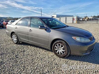 Czwarte zdjęcie samochodu z boku: 2005 TOYOTA CAMRY LE VIN:4T1BE30K45U587182 - miniatura