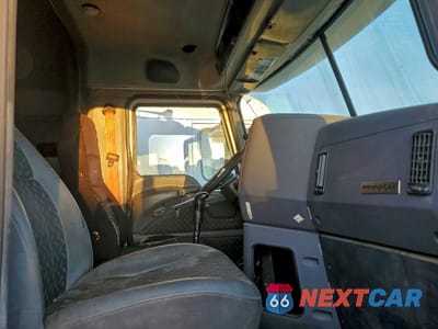 Piąte zdjęcie samochodu w środku: 2013 MACK PINNACLE SEMI TRUCK VIN:1M1AW02Y1DM028507 - miniatura