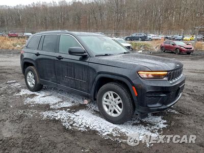 Czwarte zdjęcie samochodu z boku: 2023 JEEP GRAND CHEROKEE LAREDO VIN:1C4RJHAG2PC532017 - miniatura