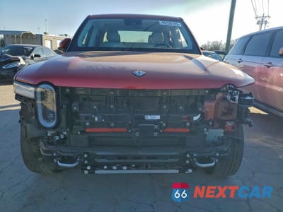 Piąte zdjęcie samochodu w środku: 2023 RIVIAN R1T ADVENTURE VIN:7FCTGBAA5PN028122 - miniatura