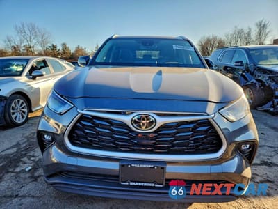 Piąte zdjęcie samochodu w środku: 2022 TOYOTA HIGHLANDER XLE VIN:5TDGZRBH1NS584585 - miniatura