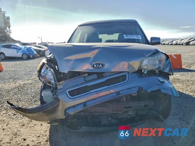 Piąte zdjęcie samochodu w środku: 2010 KIA SOUL + VIN:KNDJT2A21A7168570 - miniatura