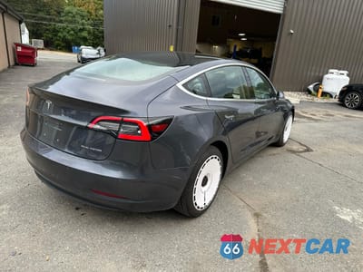 Czwarte zdjęcie samochodu z boku: 2018 TESLA MODEL 3 VIN:5YJ3E1EB1JF119421 - miniatura