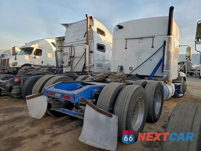 Czwarte zdjęcie samochodu z boku: 2013 MACK PINNACLE SEMI TRUCK VIN:1M1AW02Y1DM028507 - miniatura