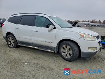 Czwarte zdjęcie samochodu z boku: 2009 CHEVROLET TRAVERSE LT VIN:1GNEV23D59S174138 - miniatura