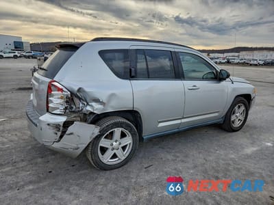 Trzecie zdjęcie samochodu z tyłu: 2010 JEEP COMPASS VIN:1J4NT4FB6AD554211 - miniatura