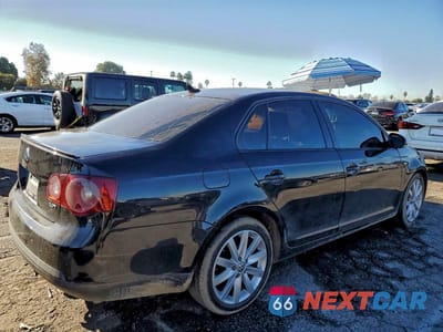 Trzecie zdjęcie samochodu z tyłu: 2010 VOLKSWAGEN JETTA WOLFSBURG VIN:3VWRA7AJ2AM151308 - miniatura