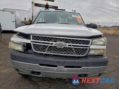 Piąte zdjęcie samochodu w środku: 2005 CHEVROLET SILVERADO K3500 VIN:1GCJK33275F884925 - miniatura