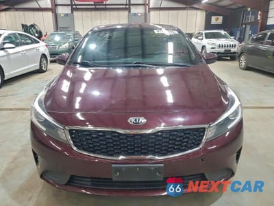 Piąte zdjęcie samochodu w środku: 2017 KIA FORTE LX VIN:3KPFL4A73HE035073 - miniatura