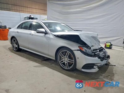 Czwarte zdjęcie samochodu z boku: 2017 MERCEDES-BENZ E 300 4MATIC VIN:WDDZF4KB6HA108596 - miniatura