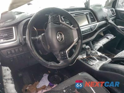 Zdjęcie 8 z 12 samochodu: 2017 TOYOTA HIGHLANDER LE VIN:5TDBZRFH7HS369124 - miniatura