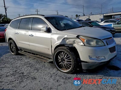 Czwarte zdjęcie samochodu z boku: 2011 CHEVROLET TRAVERSE LTZ VIN:1GNKVLED1BJ125469 - miniatura