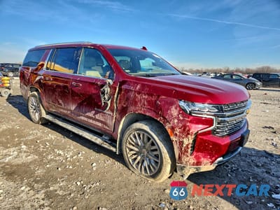 Czwarte zdjęcie samochodu z boku: 2023 CHEVROLET SUBURBAN K1500 PREMIER VIN:1GNSKFKT8PR425444 - miniatura