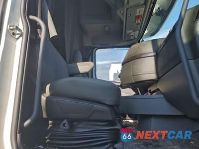 Piąte zdjęcie samochodu w środku: 2024 VOLVO VNL SEMI TRUCK VIN:4V4NC9EH9RN658050 - miniatura