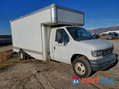Czwarte zdjęcie samochodu z boku: 2006 FORD ECONOLINE E450 SUPER DUTY CUTAWAY VAN VIN:1FDXE45S86HA86746 - miniatura