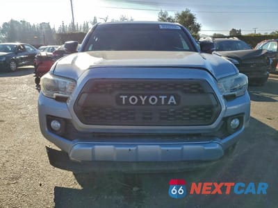 Piąte zdjęcie samochodu w środku: 2017 TOYOTA TACOMA LIMITED VIN:3TMEZ5CN2HM037186 - miniatura