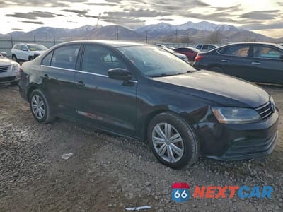 Czwarte zdjęcie samochodu z boku: 2017 VOLKSWAGEN JETTA VIN:3VW167AJ5HM275064 - miniatura
