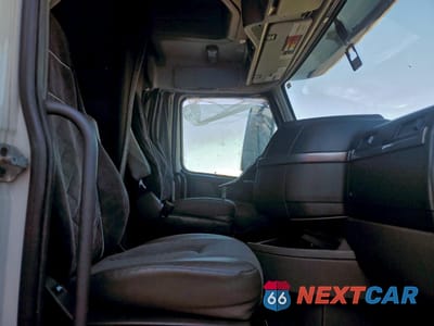 Piąte zdjęcie samochodu w środku: 2020 VOLVO VNL - TRUCK CAB AND CHASSIS VIN:4V4NC9EH2LN245264 - miniatura