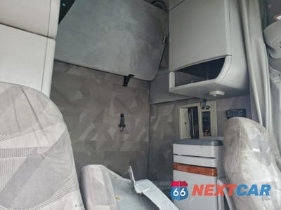 Zdjęcie 6 z 10 samochodu: 2010 VOLVO VNL SEMI TRUCK VIN:4V4NC9EJ3AN287197 - miniatura