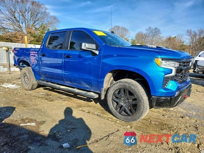Czwarte zdjęcie samochodu z boku: 2022 CHEVROLET SILVERADO K1500 LT TRAIL BOSS VIN:3GCUDFET7NG688884 - miniatura