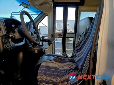 Zdjęcie 7 z 13 samochodu: 2003 GMC SAVANA BUS VIN:1GDJG31U931198591 - miniatura