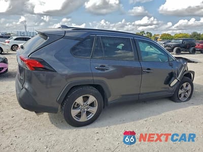 Trzecie zdjęcie samochodu z tyłu: 2022 TOYOTA RAV4 XLE VIN:2T3W1RFV1NC213297 - miniatura