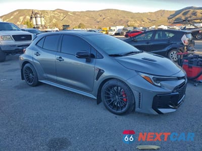 Czwarte zdjęcie samochodu z boku: 2025 TOYOTA GR COROLLA CORE VIN:JTNABAAE3SA016619 - miniatura