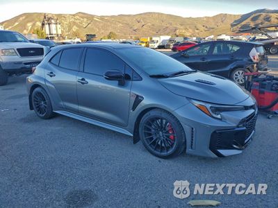 Czwarte zdjęcie samochodu z boku: 2025 TOYOTA GR COROLLA CORE VIN:JTNABAAE3SA016619 - miniatura