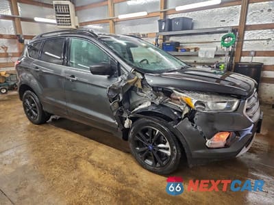 Czwarte zdjęcie samochodu z boku: 2018 FORD ESCAPE SE VIN:1FMCU9GD1JUA23713 - miniatura