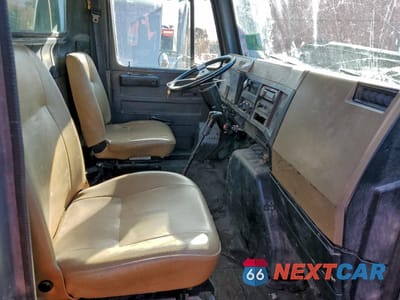 Piąte zdjęcie samochodu w środku: 1995 INTERNATIONAL 4900 FUEL / LUBE TRUCK VIN:1HTSDAAN4SH633928 - miniatura