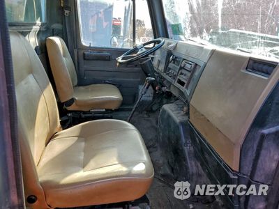 Piąte zdjęcie samochodu w środku: 1995 INTERNATIONAL 4900 FUEL / LUBE TRUCK VIN:1HTSDAAN4SH633928 - miniatura