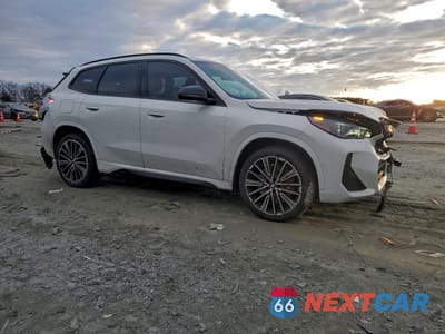 Czwarte zdjęcie samochodu z boku: 2024 BMW X1 XDRIVE28I VIN:WBX73EF08R5Z63466 - miniatura