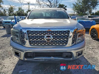 Piąte zdjęcie samochodu w środku: 2017 NISSAN TITAN SV VIN:1N6AA1E68HN507227 - miniatura