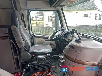 Piąte zdjęcie samochodu w środku: 2014 VOLVO VN VNL VIN:4V4NC9EH1EN167370 - miniatura