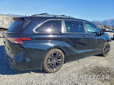 Trzecie zdjęcie samochodu z tyłu: 2021 TOYOTA SIENNA XSE VIN:5TDXRKECXMS041175 - miniatura