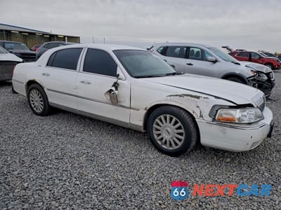 Czwarte zdjęcie samochodu z boku: 2004 LINCOLN TOWN CAR EXECUTIVE VIN:1LNHM81W54Y623707 - miniatura