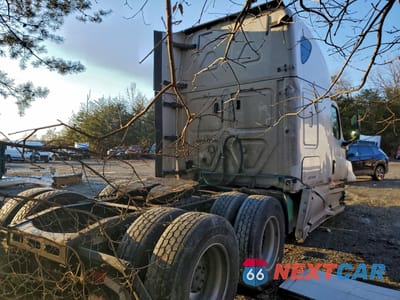 Czwarte zdjęcie samochodu z boku: 2018 FREIGHTLINER CASCADIA 126 SEMI TRUCK VIN:3AKJHHDR2JSJX4668 - miniatura
